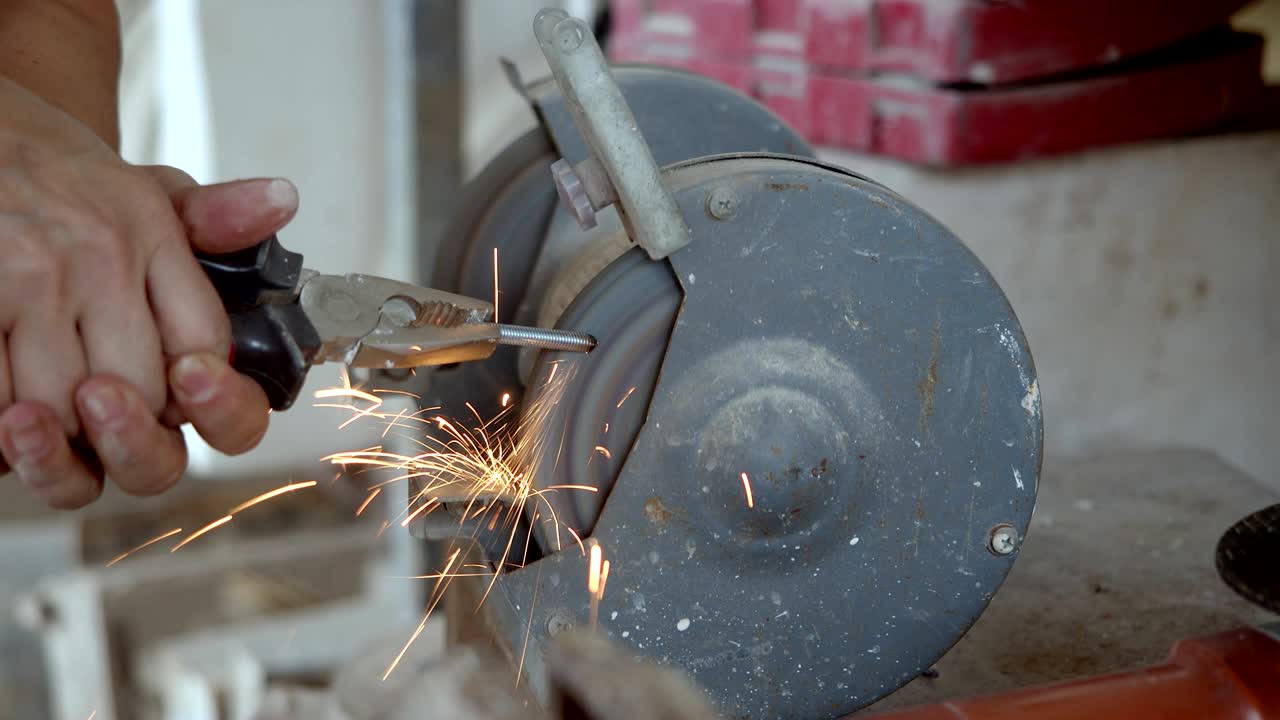 금속 조각을 는 것