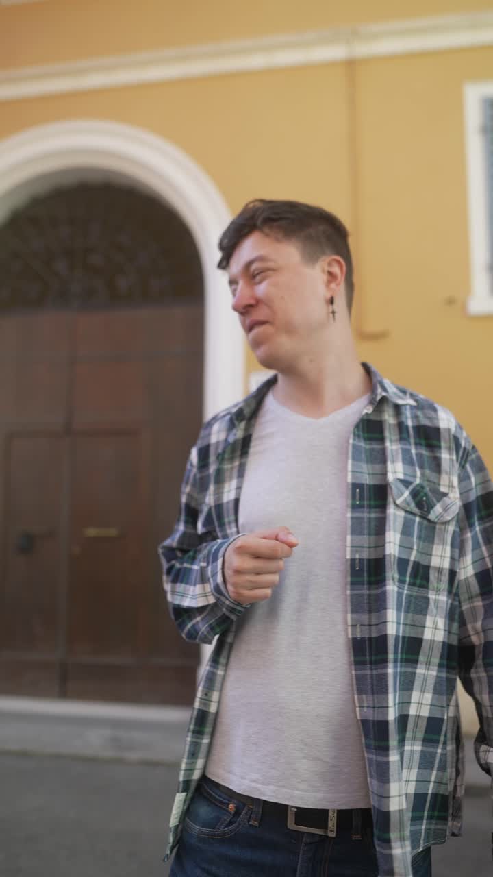 hombre con camisa a cuadros en un entorno urbano