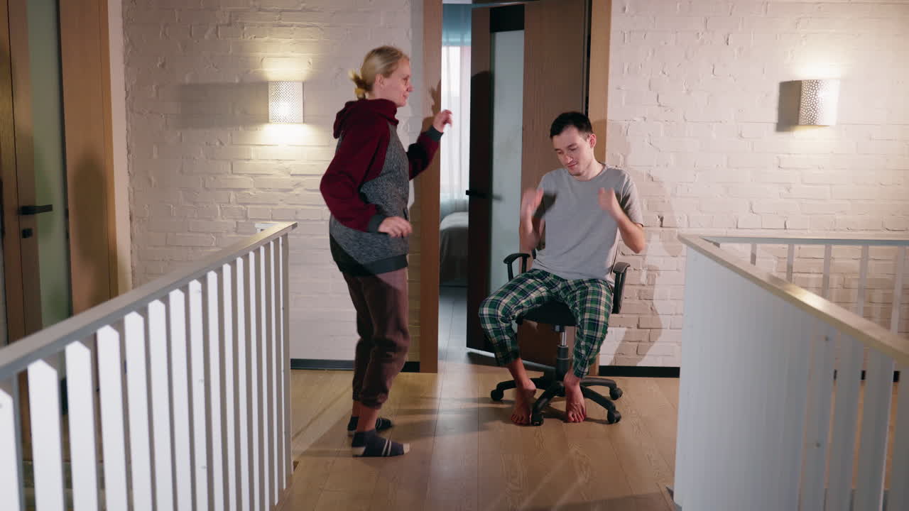 집에서 춤추는 커플