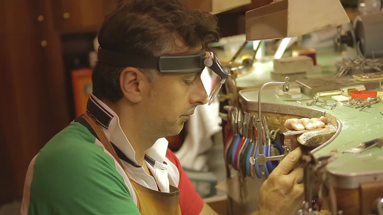 orfebre italiano en el trabajo construyendo un compromiso o un anillo de bodas