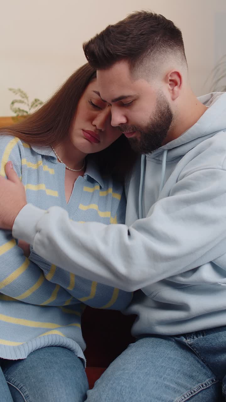 Compassione in famiglia uomo che sostiene depresso offesa donna di cattivi risultati del test di gravidanza litigio