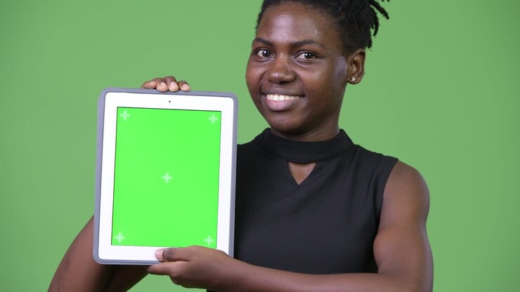 Giovane e bella donna d'affari africana che mostra un tablet digitale