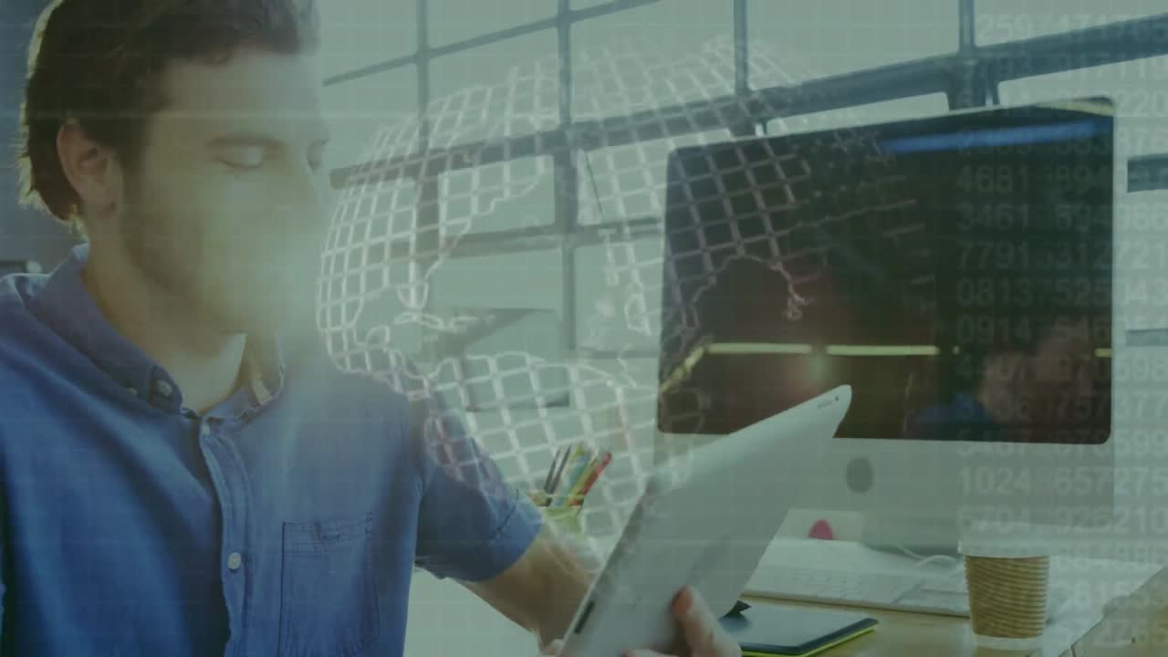 animación del procesamiento de datos y el mundo sobre el hombre de negocios caucásico usando tableta