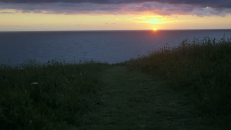 Vista-Costera-De-La-Puesta-De-Sol-En-West-Pentire,-Cornwall