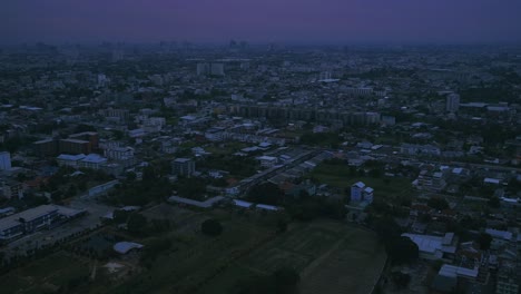 Zeitraffer-Der-Skyline-Eines-Vororts-Von-Bangkok-Mit-Rosa-Himmel,-Der-Zur-Nacht-Wird