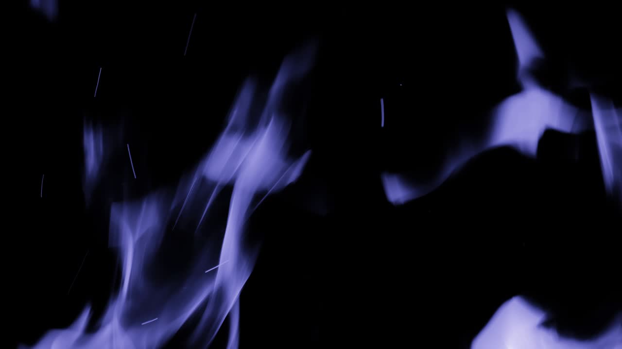 흑색 배경에 분리된 불줄 또는 불꽃은 보라색 또는 보라색으로 어져 있습니다. 매우 페리 - 2022 년의 색입니다.