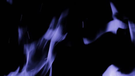 línea de fuego o llamas aisladas en fondo negro tonado en púrpura o violeta. muy peri - 2022 color del año.