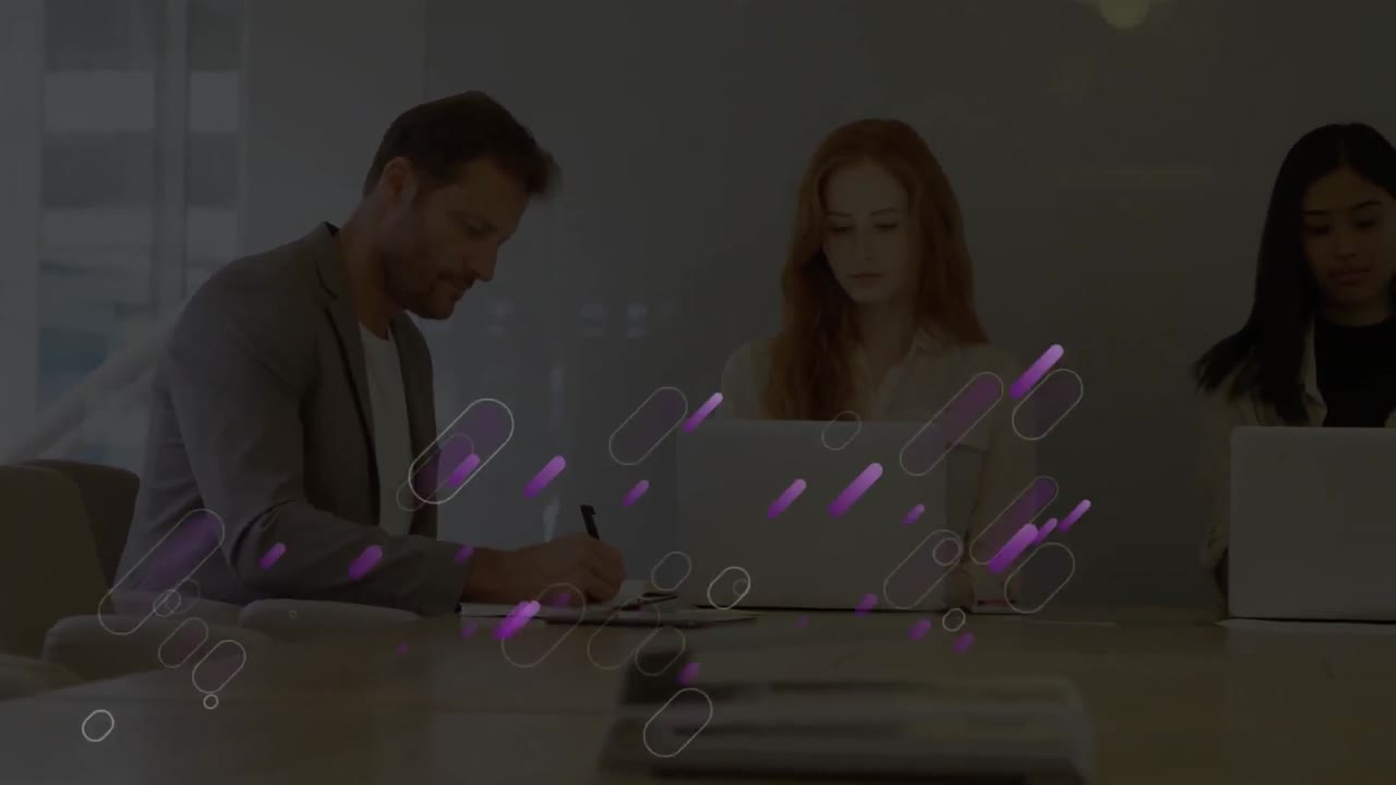 animación de rastros de luces púrpuras sobre personas de negocios en la oficina