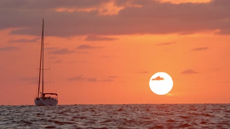 Malerische-Landschaft-Mit-Segelboot-Im-Ozean-Bei-Wunderschönem-Sonnenuntergang-Auf-Den-Bahamas