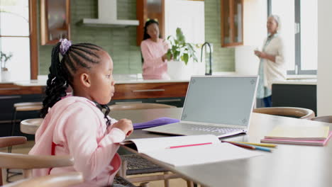 Chica-Afroamericana-Teniendo-Clase-En-Línea-Usando-Una-Computadora-Portátil-Con-Espacio-Para-Copiar,-Cámara-Lenta