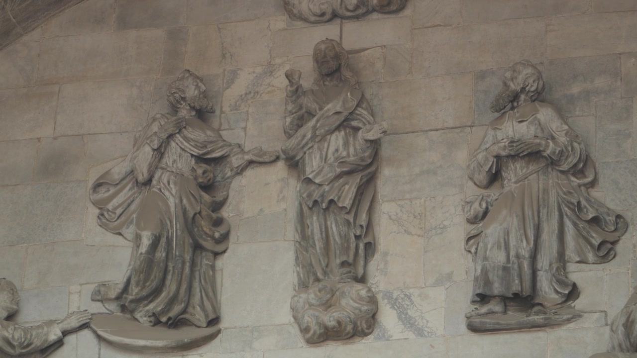 Inquadratura statica di sculture in rilievo in pietra intagliata nella Cattedrale di Oviedo