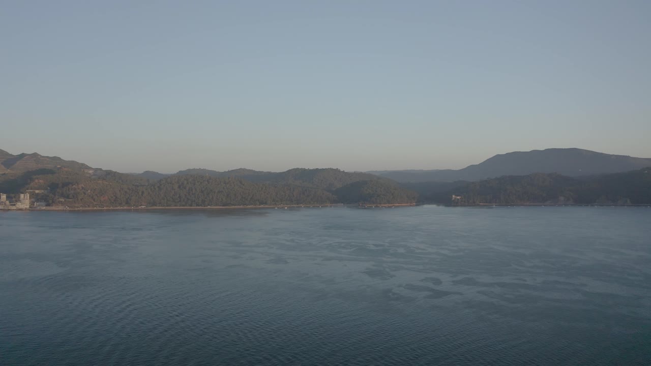 setúbal 도시를 배경으로 놀라운 일출의 궤도 공중