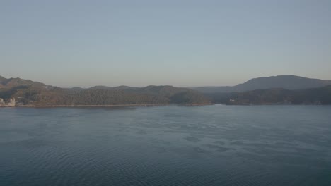 Órbita-Aérea-De-Increíble-Amanecer-Con-La-Ciudad-De-Setúbal-En-Segundo-Plano