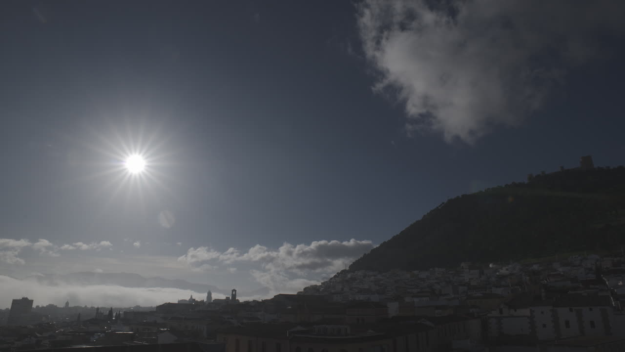 Time-lapse de Jaén, Espanha, com o Castelo de Santa Catalina coberto por nuvens e neblina