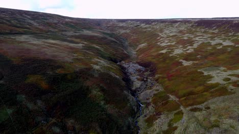 Tiro-Lento-De-Un-Dron-Mirando-Hacia-Un-Exuberante-Valle-Multicolor-En-Los-Páramos-Ingleses-De-Manchester