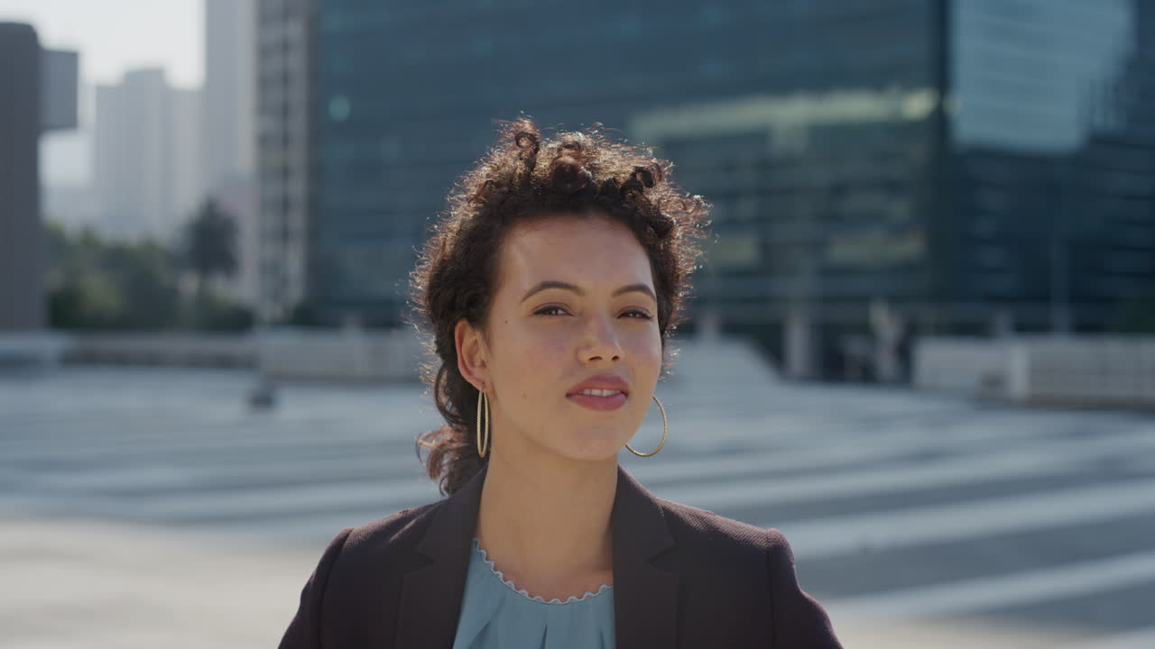 retrato independiente joven mujer de negocios hispana gira la cabeza sonriendo feliz disfrutando del estilo de vida urbano día soleado en la ciudad empresaria exitosa que busca confianza en cámara lenta