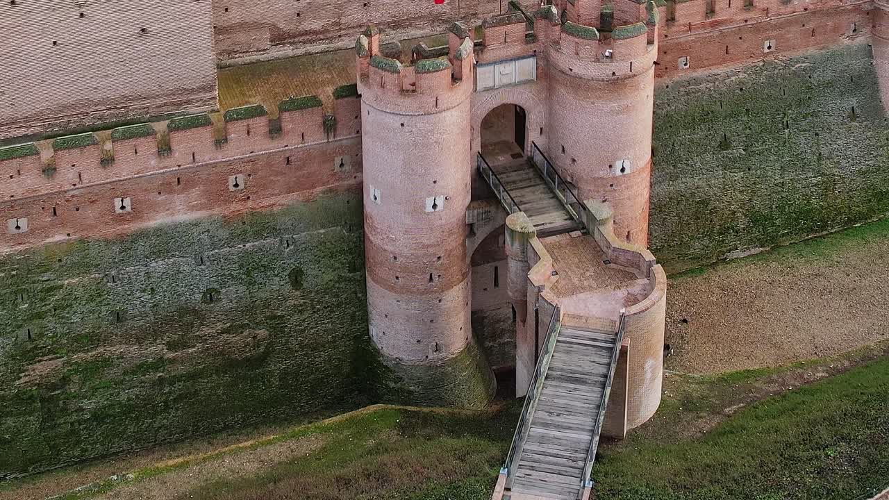 Vista aerea delle mura difensive e del fossato del castello