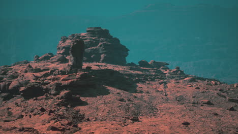una montaña rocosa roja en un paisaje desértico