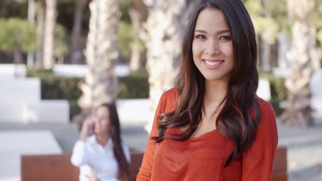 Mujer-Joven-Atractiva-Confiada-Sonriente