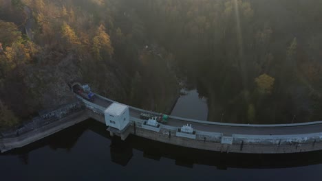 Drohnenaufnahme-Des-Sec-Staudamms-In-Der-Tschechischen-Republik-Im-Herbst,-Umgeben-Von-Wald