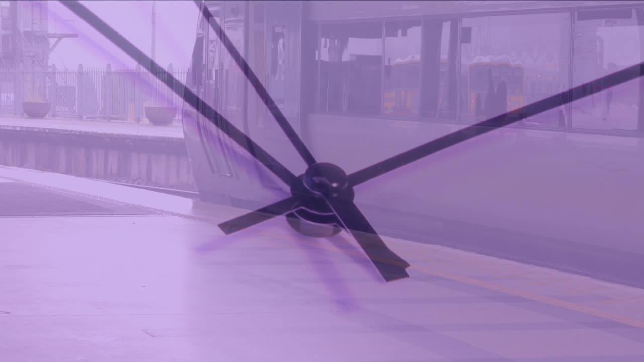 기차역에서 멈춘 열차에 맞서 틱하는 시계의 클로즈업의 복합 비디오