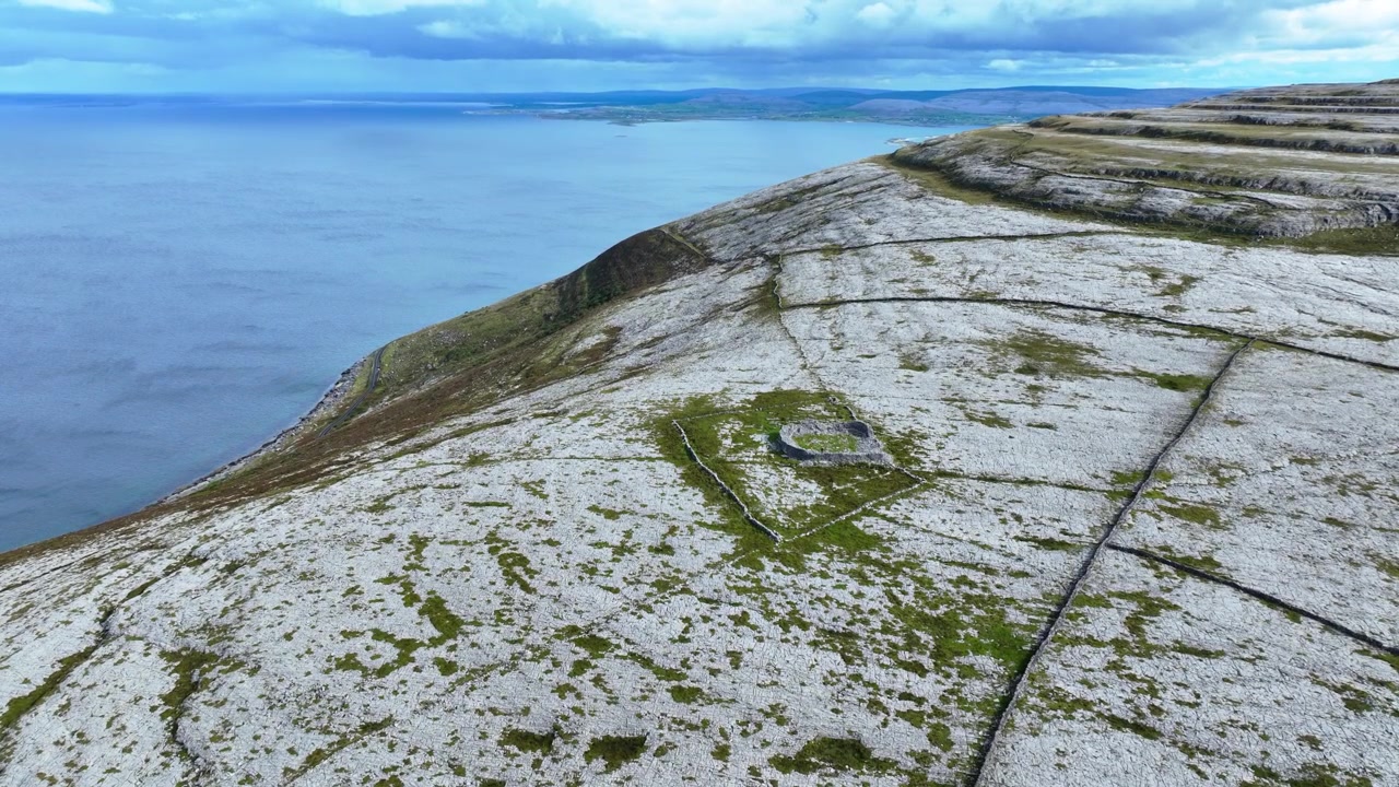 Ierland: Epische Locaties, oud ringfort in het dramatische landschap van het kale Clare, Ierland, aan The Wild Atlantic Way