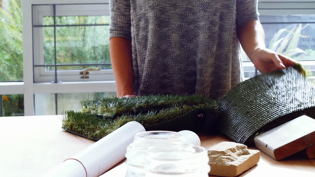 인공 잔디 를 조사 하는 경영자