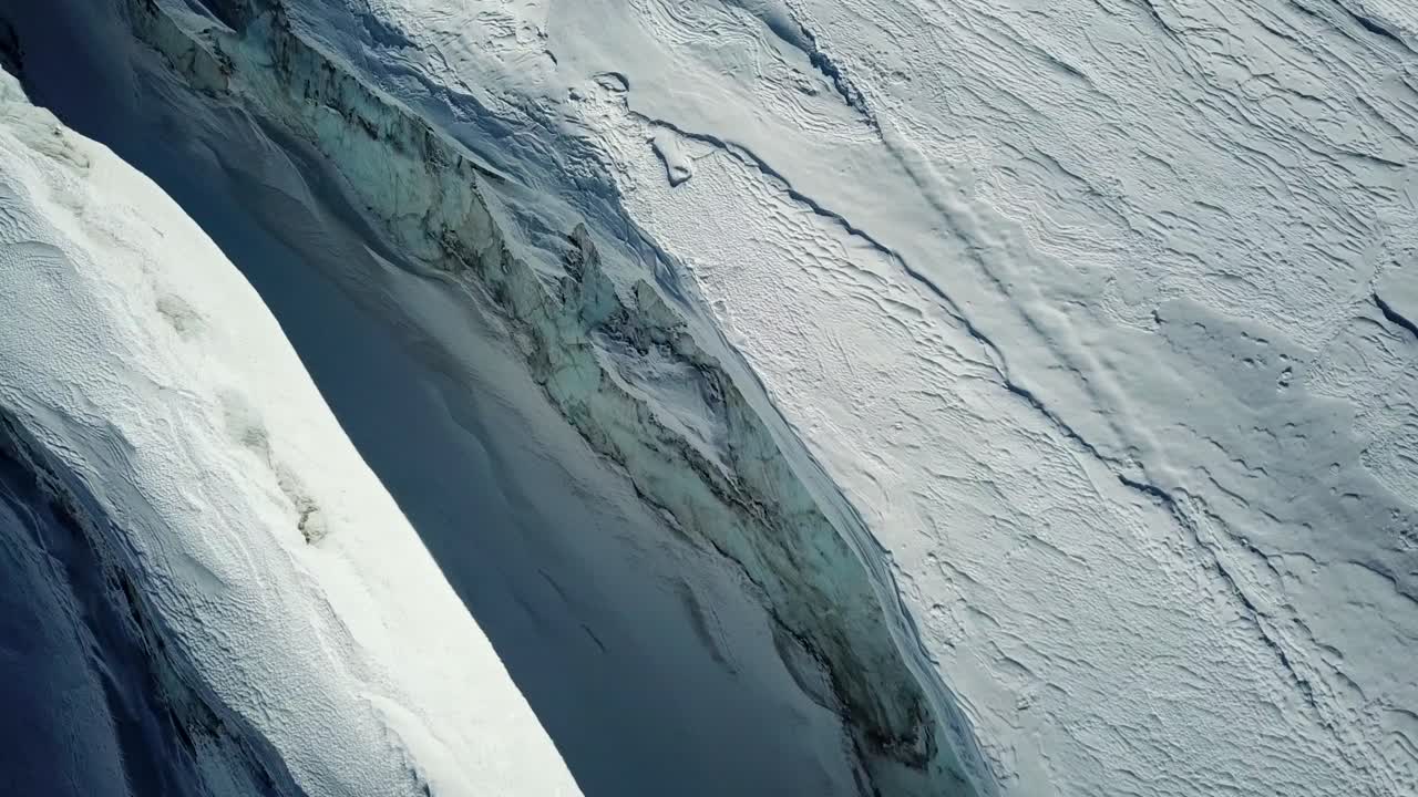 Striature di un ghiacciaio blu nelle Alpi Svizzere, Saas Fee.