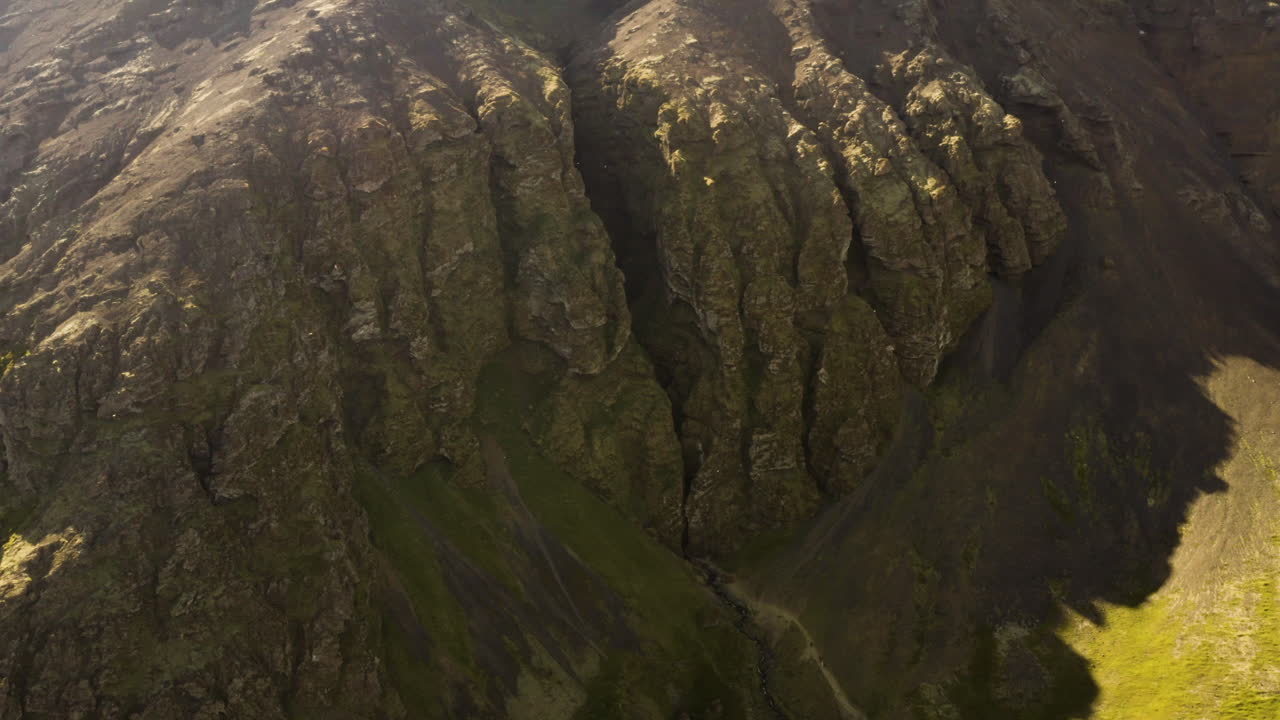 Hermosa formación rocosa de la Garganta de Rauogeldsgja en la península de Snaefellsnes en Islandia