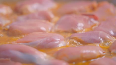 cocción lenta de un pollo crudo en una olla grande hecha a mano