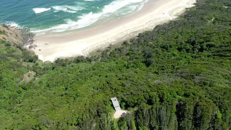 Toma-Aérea-De-La-Playa-De-Sebos-En-Byron-Bay,-Australia,-Nueva-Gales-Del-Sur