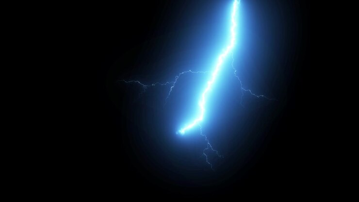 Fulmini blu elettrico che si abbattono su uno sfondo scuro