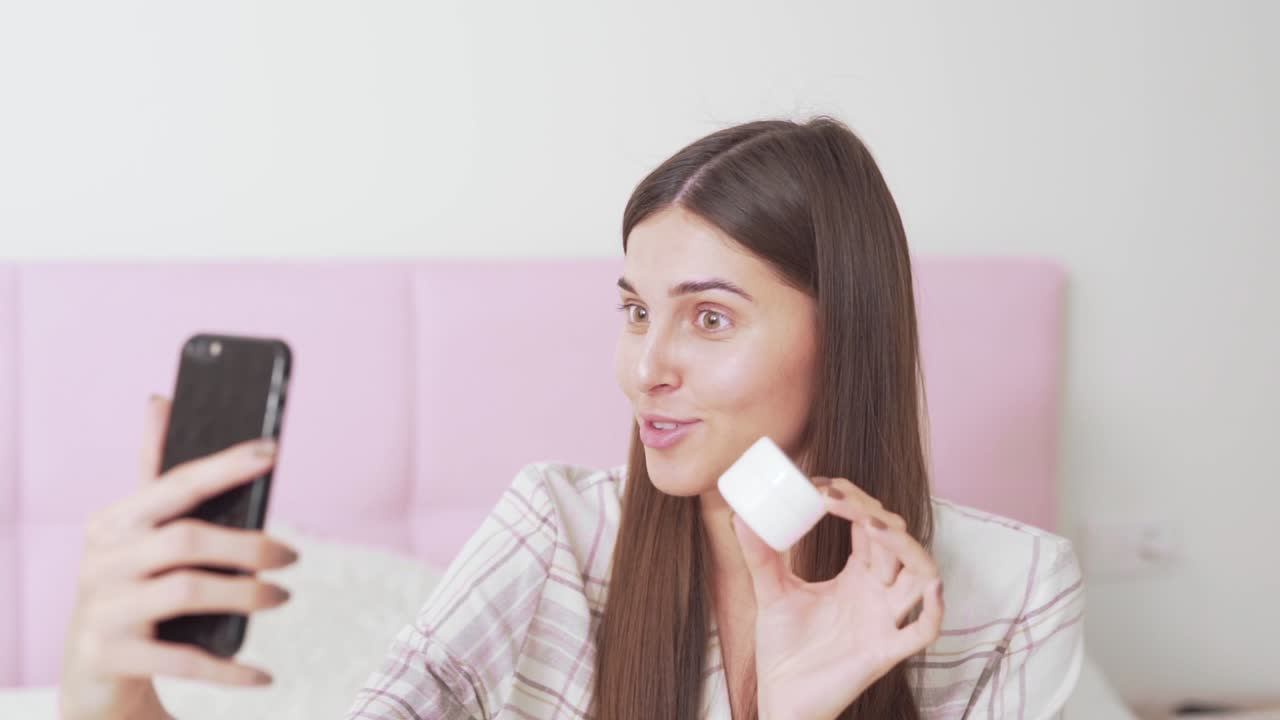 hermosa chica hablando por teléfono en socialista sobre crema