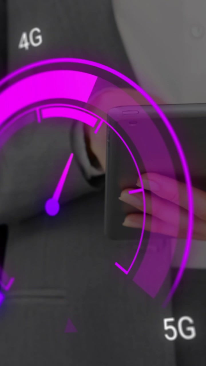 Animación de velocímetro morado sobre el torso de una empresaria caucásica usando una tablet
