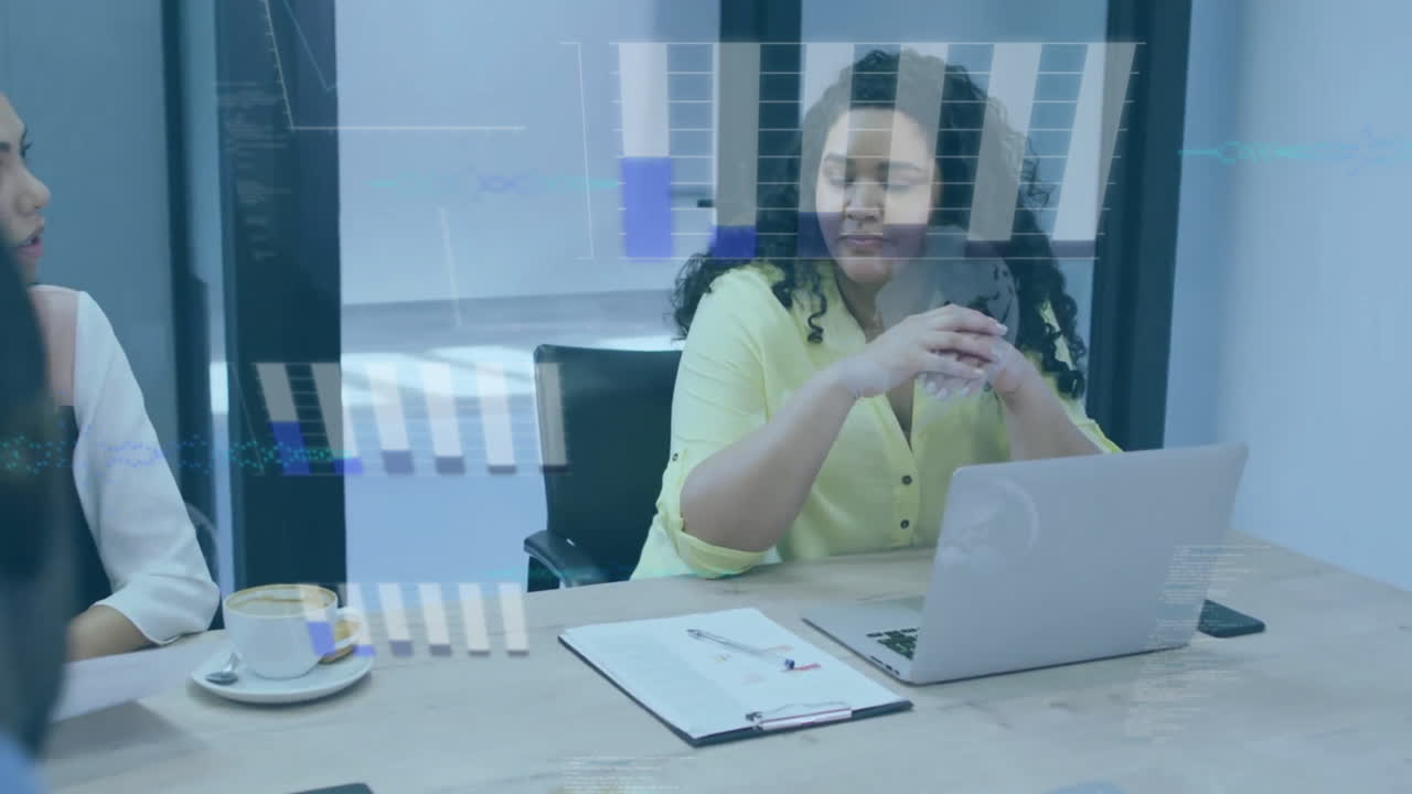 animación del procesamiento de datos financieros en varias reuniones en la oficina