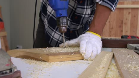carpintero que trabaja en artesanías de madera en el taller