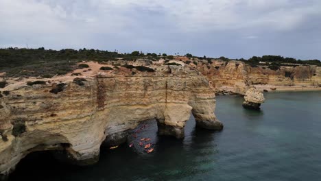 Bewegende-Drohnenaufnahme-Eines-Elefantenfelsens-An-Der-Portugiesischen-Küste