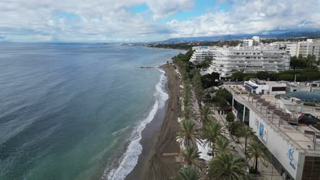 Marbella-Boulevard-Y-Hoteles-En-La-Playa-En-Andalucía,-España---Antena