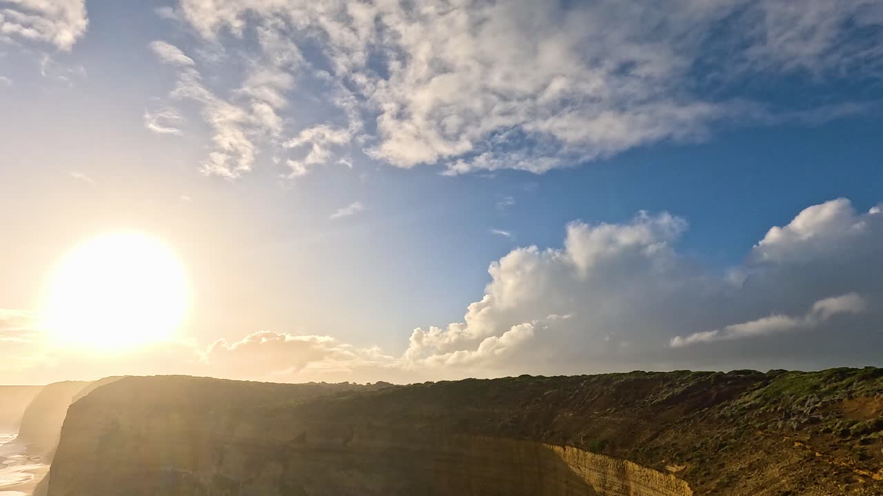 la gente disfruta de la puesta de sol panorámica en el icónico punto de referencia costero en australia
