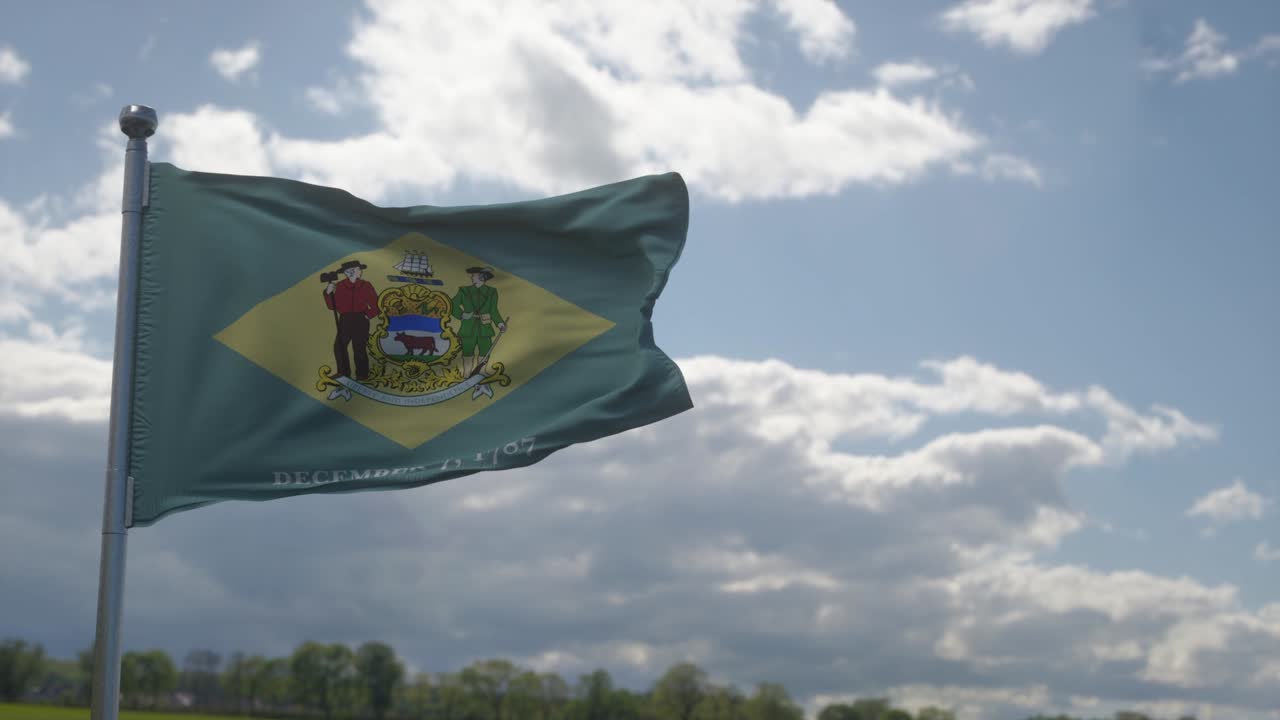 하늘에서 바람에 흔들리는 발 기둥에 있는 델라웨어 발.