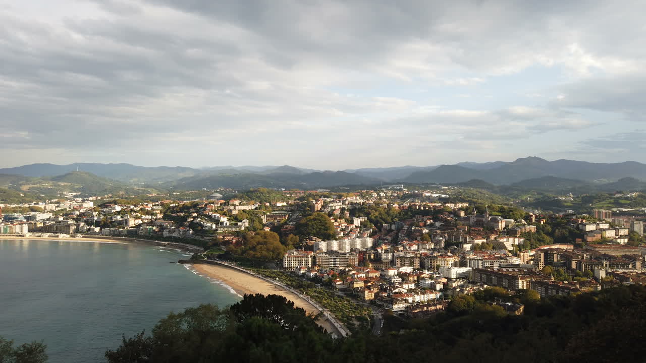 Paesaggio cittadino costiero con spiagge e montagne