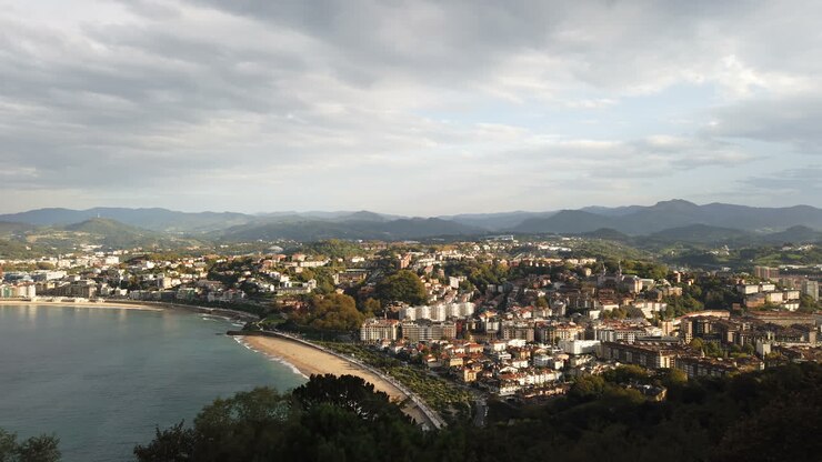 Paesaggio cittadino costiero con spiagge e montagne