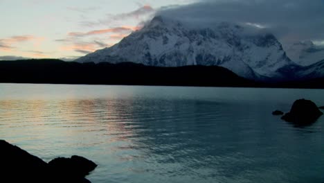 un lago verde en la patagonia argentina