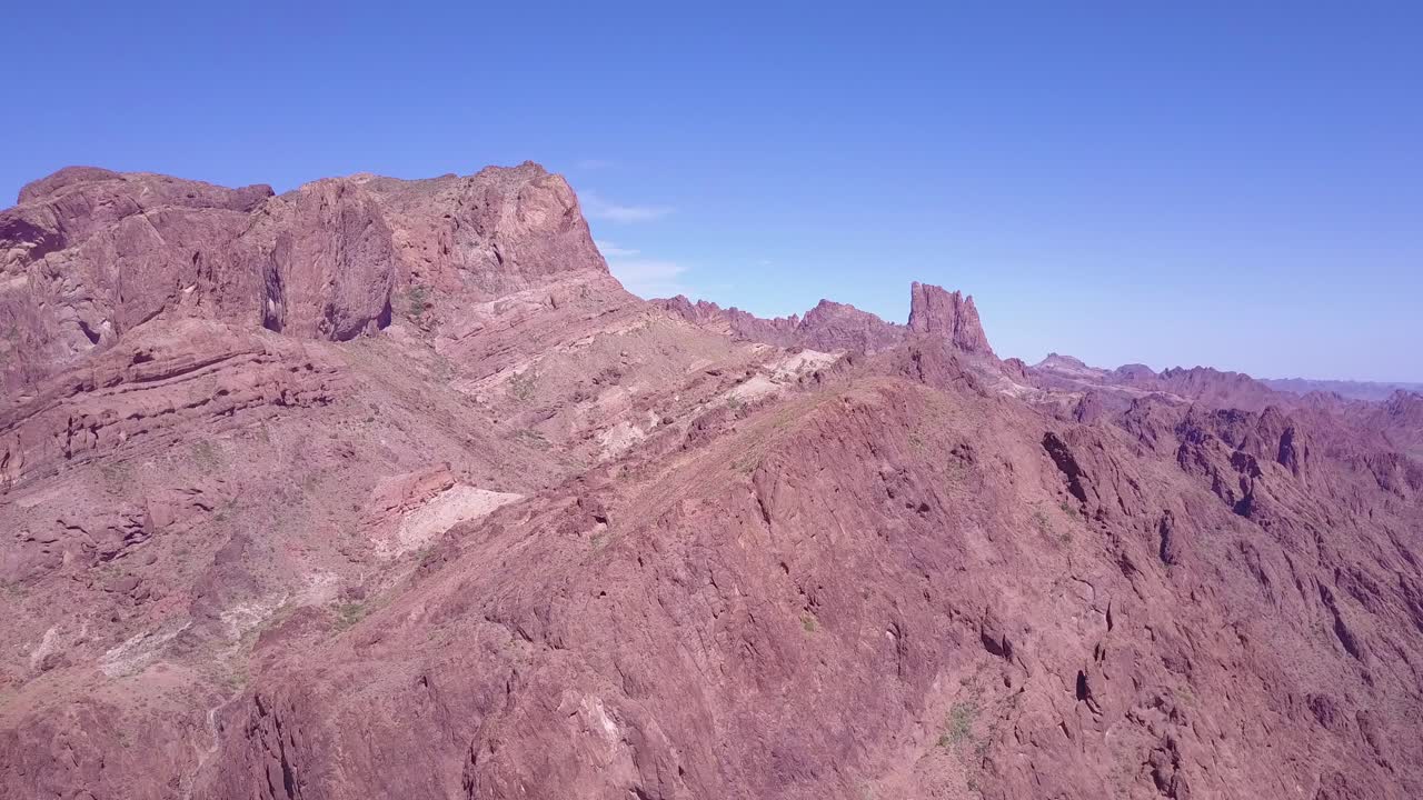 una antena sobre los picos áridos y altos del desierto de sonora en arizona