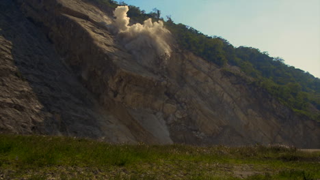 Zerstörung-Von-Gestein-Durch-Eine-Explosion-In-Einem-Kiesbergwerk