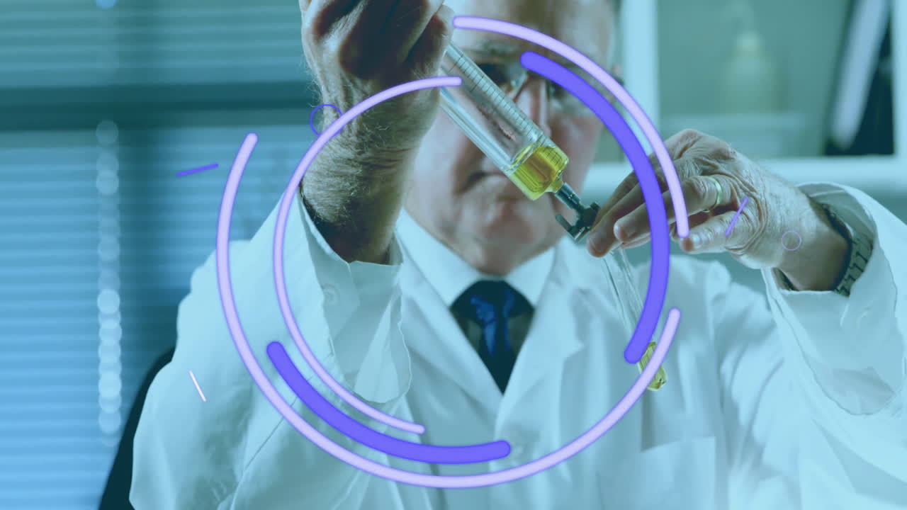 animación del icono del ojo sobre el científico caucásico masculino tomando una muestra en el laboratorio