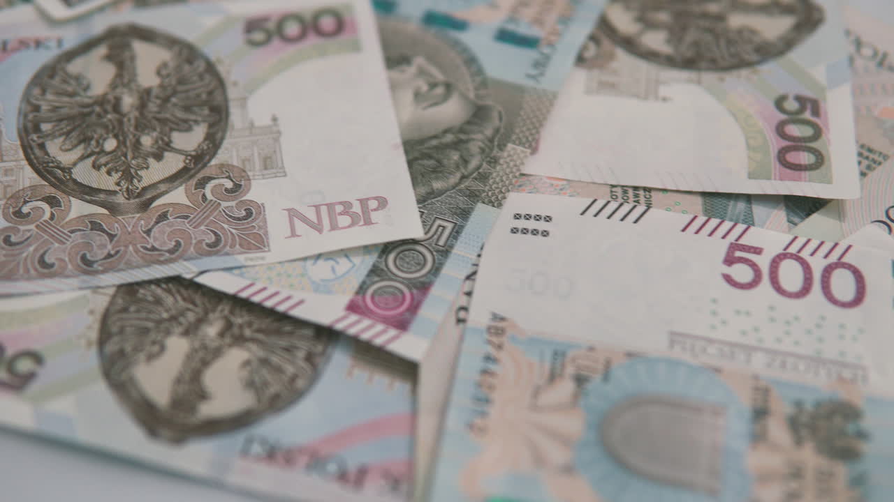 500 PLN giacciono sul tavolo, con molto altro denaro intorno.