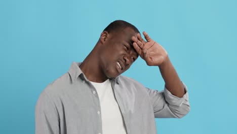 hombre con dolor de cabeza