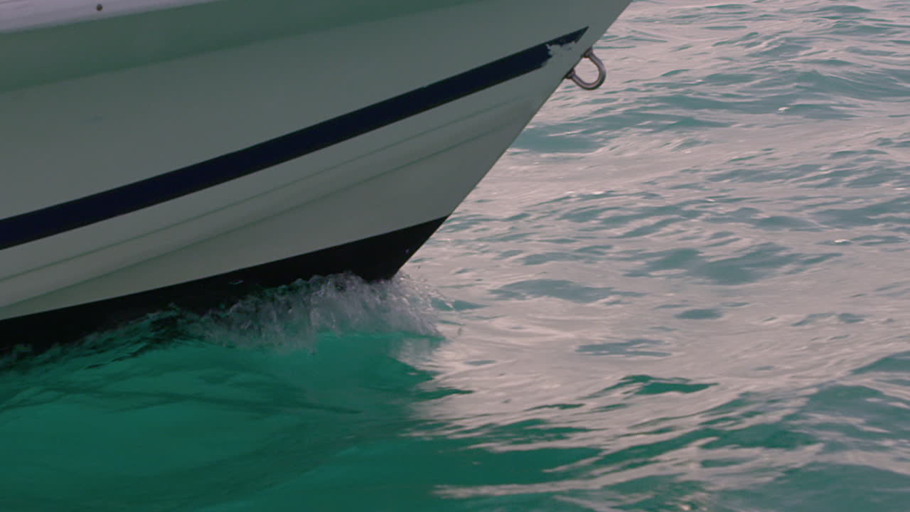 카리브 해 에서 항해 하는 배 의 앞부분 의  ⁇ 드헬드  ⁇