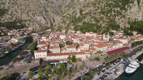 Atemberaubende-Luftaufnahme-Der-Alten-Küstenstadt-Kotor,-Der-Kalksteinfelsen-Von-Orjen-Und-Lovćen